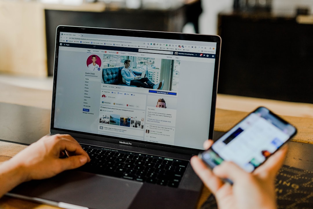 Page Facebook d’un réseau social d’entrepreneurs sur ordinateur et mobile.