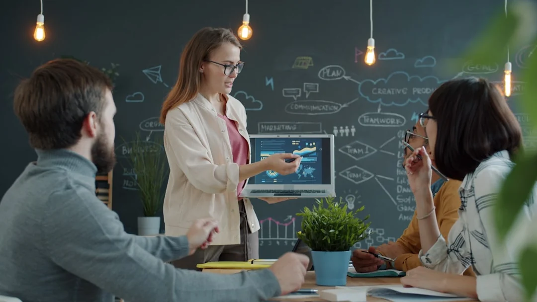 Analyse commerciale ciblée avec graphiques et diagrammes sur un ordinateur portable dans un bureau moderne.